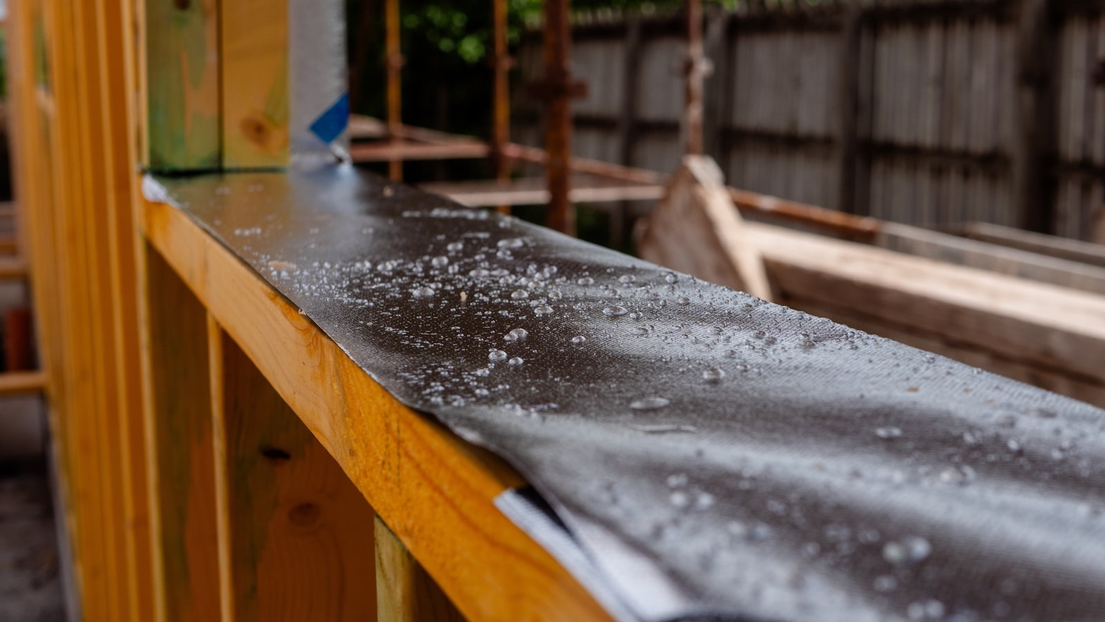Membrana impermeabilizante de butilo con gotas de agua sobre una cubierta - Butilband